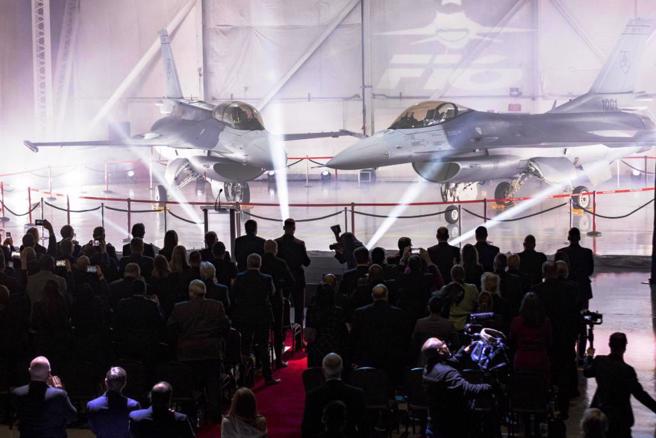 图为洛马格林维尔工厂举行的斯洛伐克F-16交机仪式。(图/lockheed-martin)