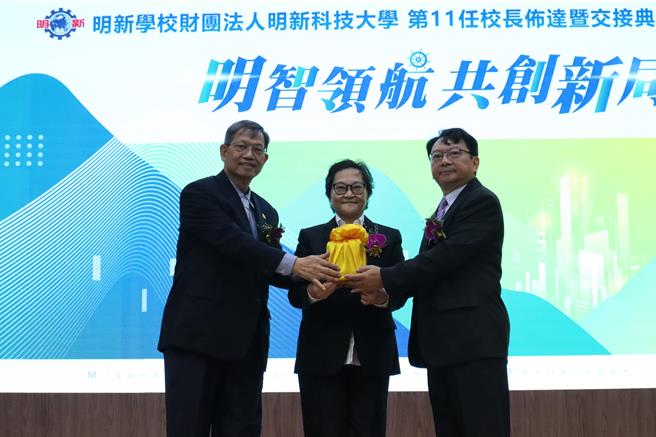 明新科大第11任校长吕明峯（右）16日上任，将带领校园突破少子化困境，以国际化开创半导体人才发展基地。（邱立雅摄）