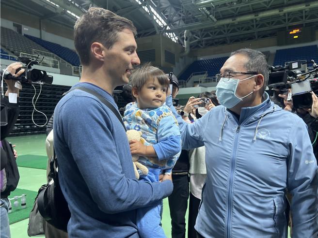 侯友宜與國外辦事處代表父子互動。（呂健豪攝）