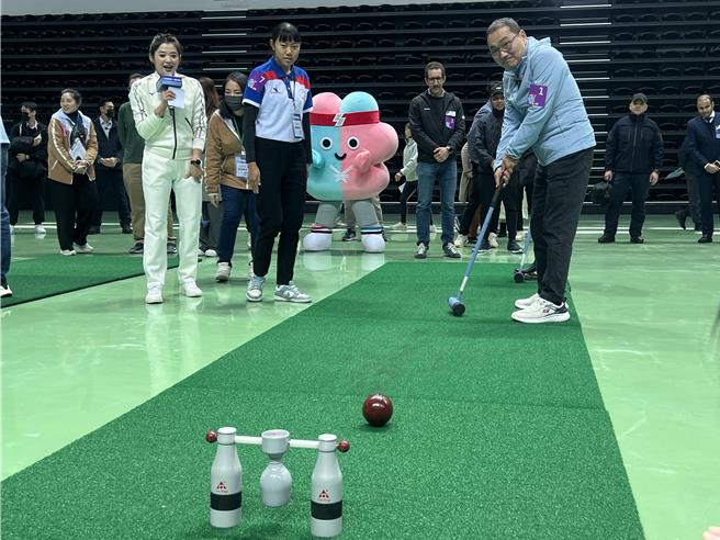 侯友宜體驗木球運動。（呂健豪攝）