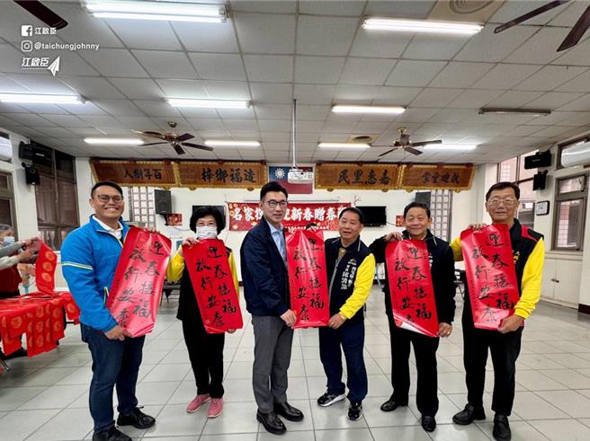 江啟臣邀請書法名家揮毫，並致贈春聯給民眾。（江啟臣服務處提供／李京昇台中傳真）