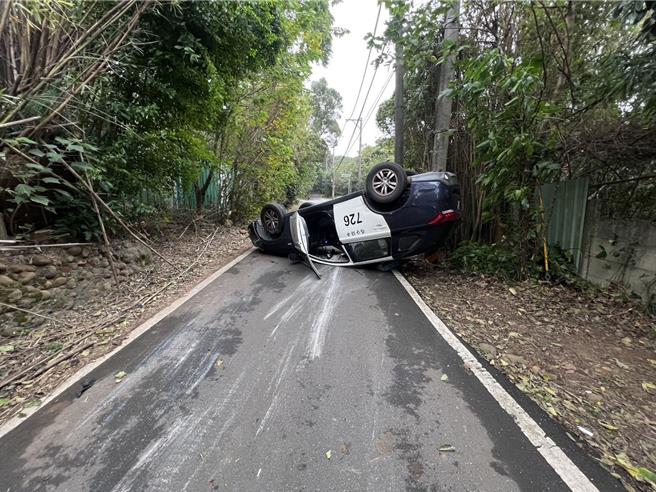桃园平镇警方追通缉犯车辆遭衝撞翻覆，嫌犯遭逮车上起出毒品。(警方提供／吕筱蝉桃园传真)