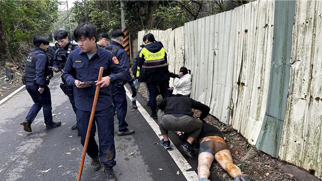 桃园平镇警方追通缉犯车辆遭衝撞翻覆，嫌犯遭逮车上起出毒品。(警方提供／吕筱蝉桃园传真)