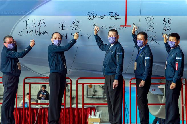 华航董事长谢世谦（中）辞世，图为主持747退役记者会。（资料照）