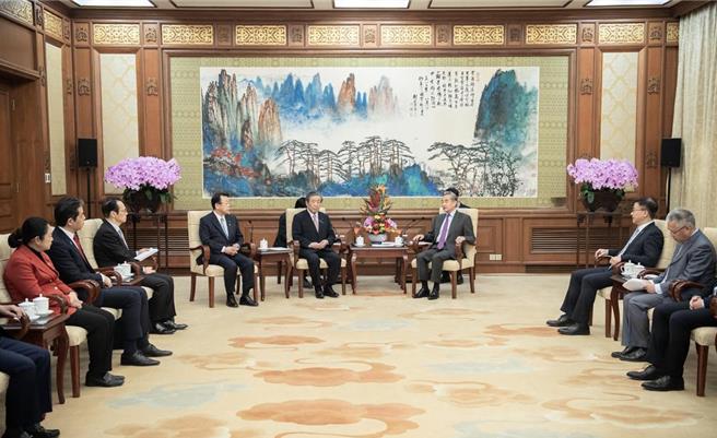 中共中央外办主任王毅14日会见，由日本自民党干事长森山裕、公明党干事长西田实仁率领的日本执政党代表团。（摘自新华社）