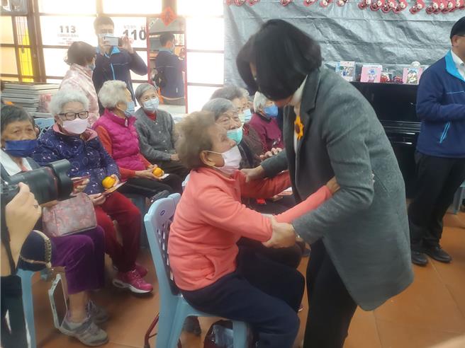 云林县长张丽善（右）今天到斗南新光社区发茂谷柑给长青食堂的长辈，一名阿嬷伸手拥抱。（周丽兰摄）
