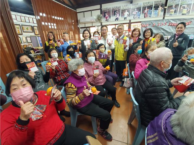县府社会处运用公益彩券的分配盈余款採购斗六、古坑的当季特产茂谷柑，发给全县有181处长青食堂或社区照顾关怀据点的长与服务人员、志工2万3000多人，每人1颗。（周丽兰摄）
