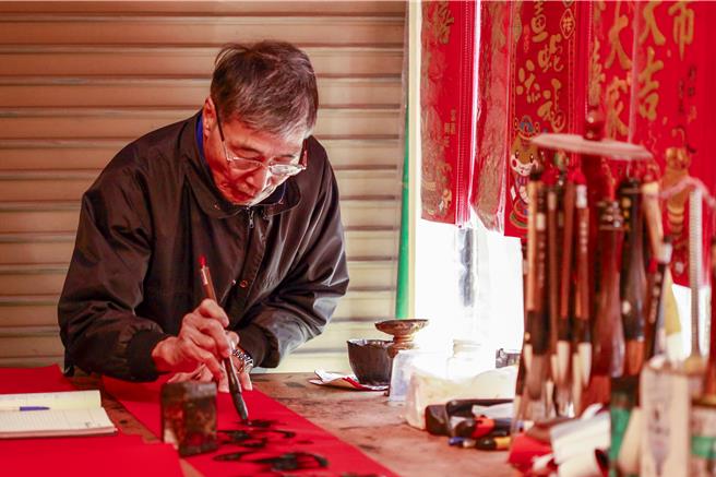 苗栗县竹南镇延平路上，有一家春联店已经开了33年，每年吸引许多顾客来挑选手写的春联，让新年的氛围更加浓厚。（吕丽甄摄）