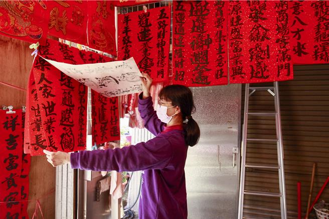 苗栗县竹南镇延平路上，有一家春联店已经开了33年，每年吸引许多顾客来挑选手写的春联，让新年的氛围更加浓厚。（吕丽甄摄）