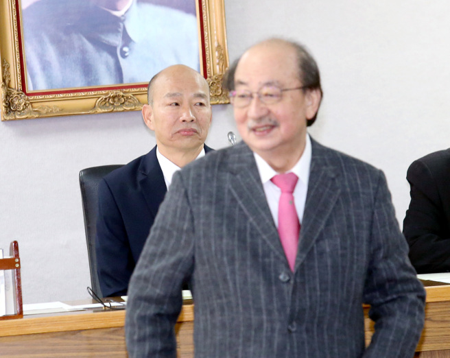 立法院长韩国瑜（左起）16日主持114年度总预算案朝野协商，民进党团总召柯建铭面带笑容走进会场。（范扬光摄）