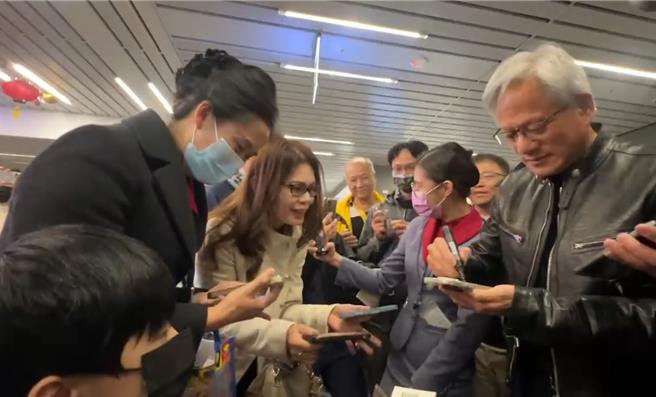 辉达执行长黄仁勋（右）于16日搭机抵达台中国际机场，准备参加潭子区硅品精密工业股份有限公司新厂揭牌仪式。（读者提供／张妍溱台中传真）