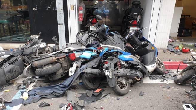 台北市内湖区文湖街今天下午发生严重车祸。（图 / 刘咏韵翻摄）