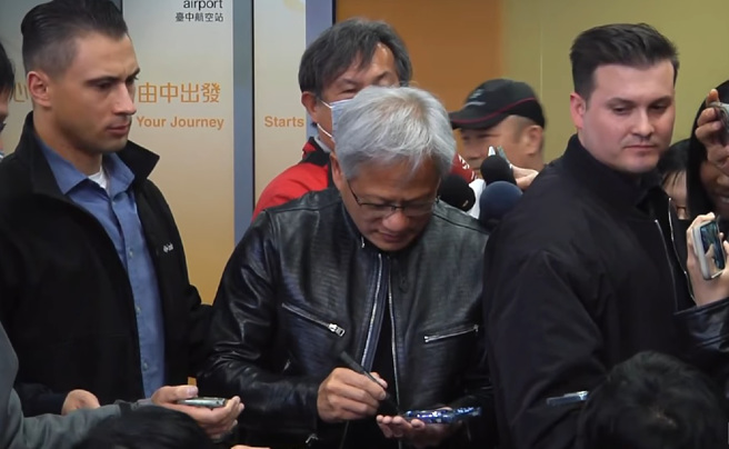 黄仁勋抵达台中，受到大批粉丝与媒体簇拥。（图／YT截图）