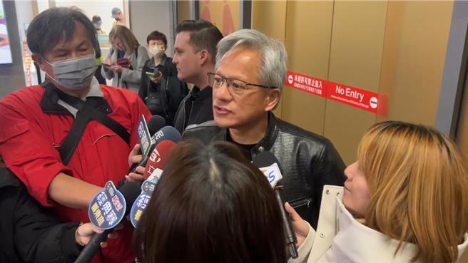 辉达执行长黄仁勋（中）于16日搭机抵达台中国际机场，准备参加潭子区硅品精密工业股份有限公司新厂揭牌仪式。（读者提供／张妍溱台中传真）