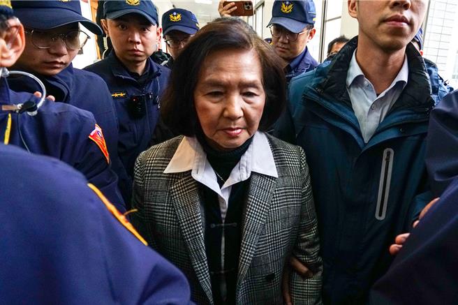 宜兰县长林姿妙因涉贪遭判12年6月徒刑，褫夺公权6年，今天判决全文出炉，图为林姿妙获知地院宣判刑度后，表情凝重步出法院画面。（本报资料照片）