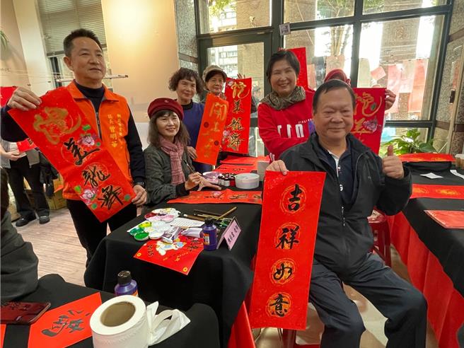 因应新年即将到来，新北市莺歌区公所今（16）日邀集多位书法老师、彩绘艺术家参与，结合昌福国小、建国国小及多个社区发展协会在区公所前办理新春挥毫活动送春联。（莺歌区公所提供）