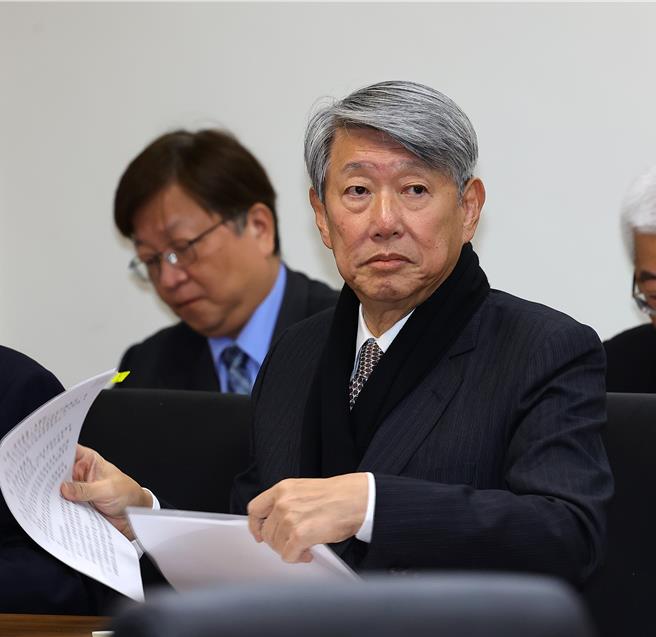 为了四接，传经济部长郭智辉被爆指责同为阁员的环境部长彭启明，彭也在深夜发文「没有觉得是哪个部会小弟」。对此郭今天出席活动，赶紧解释两人都是阁员，是好朋友，没有谁大谁小问题。图为先前郭在立法院备询状况。(资料照)