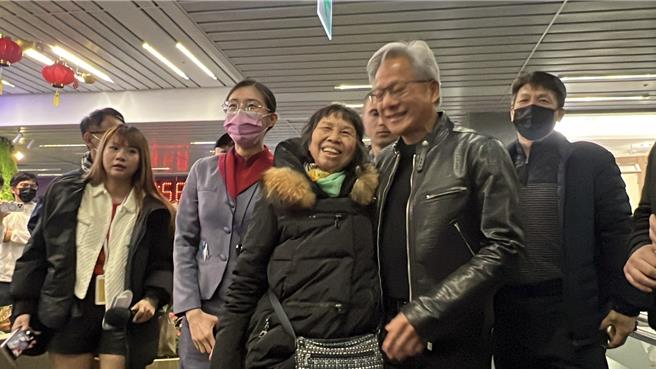 辉达（NVIDIA）执行长黄仁勋（前右）于16日抵达台中机场时，被机场民眾包围索取签名及合照。（张妍溱摄）