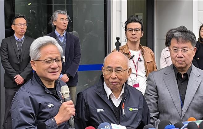 黃仁勳（前左一）感謝各方夥伴協助。（李京昇攝）