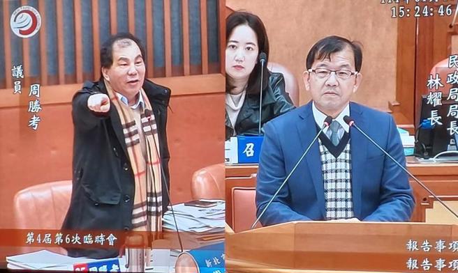 新北市立殡仪馆（板殡）原地改建与迁移争议持续延烧，坚持板殡迁建的国民党新北市议员周胜考，今（16）日再于议会不满指出，民政局于说明会简报称在地新海里有1340位里民连署同意扩建，但其中不乏五股、三重居民，痛批市府欺骗。（陈慰慈摄）