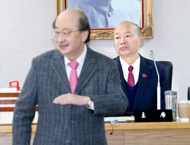 立法院长韩国瑜（右起）16日主持114年度总预算案朝野协商，民进党团总召柯建铭面带笑容走进会场。（范扬光摄）
