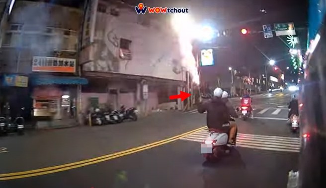 新庄89少年猴，违规无照骑乘机车，还沿途放烟火，警方根据网路影片，找到当事人进行开罚。（翻摄WoWtchout）