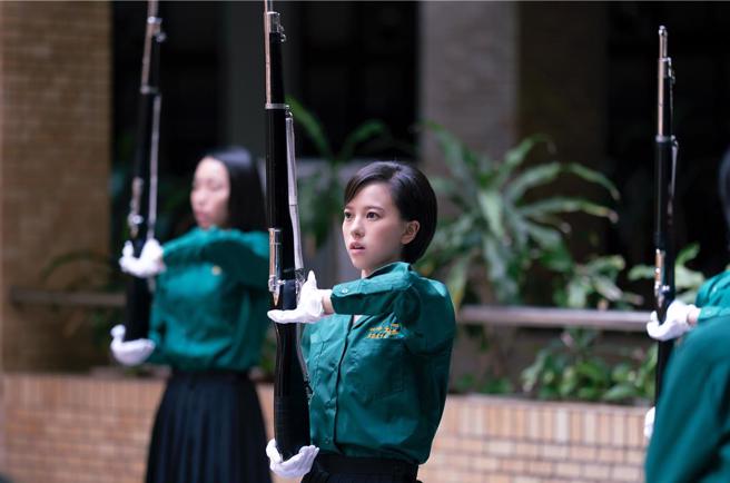 項婕如當樂儀隊苦練真槍1個多月，自招被打到瘀青。（興揚電影提供）