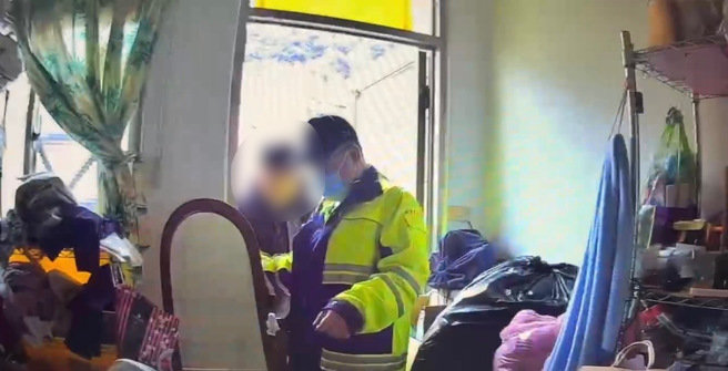 警消人員上前耐心安撫男子情緒，安全將其接回室內。（圖警方提供／簡銘柱翻攝）