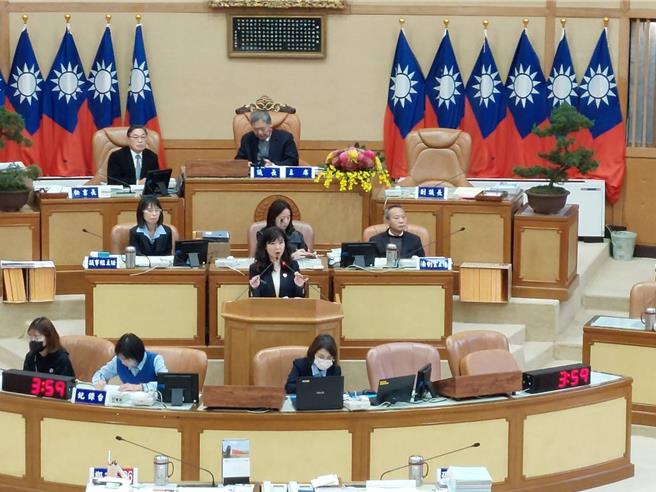 新北市經發局長盛筱蓉說，新北公私共提供6塊土地讓輝達選擇，侯市長也很努力爭取。（陳慰慈攝）