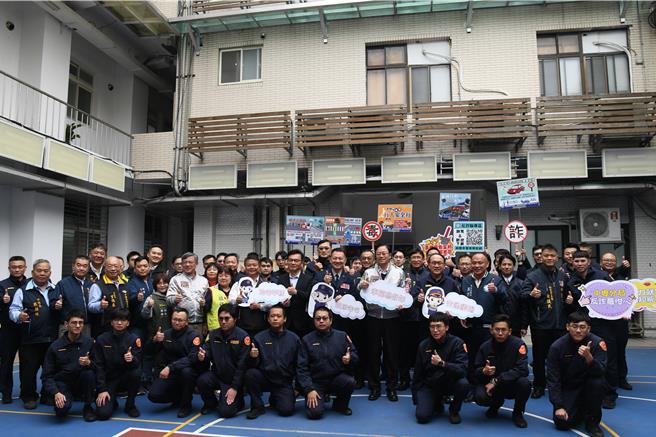 桃园市长张善政赴中坜警分局慰劳员警及5大民力辛劳。(中坜警分局提供／吕筱蝉桃园传真)