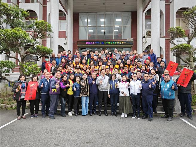 桃园市长张善政赴平镇警分局慰劳员警及5大民力辛劳。(平镇警分局提供／吕筱蝉桃园传真)