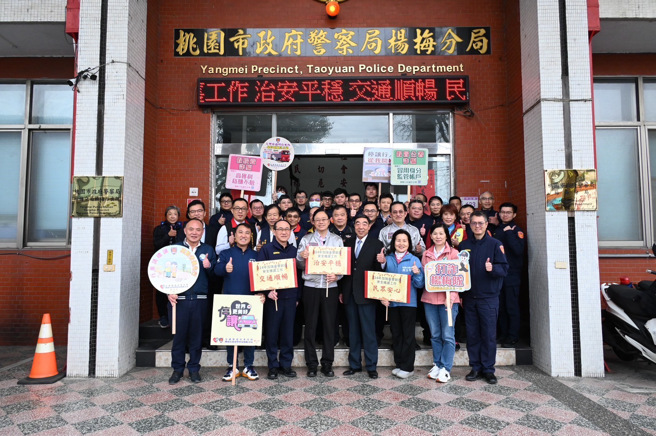 桃园市长张善政赴杨梅警分局慰劳员警及5大民力辛劳。(杨梅警分局提供／吕筱蝉桃园传真)