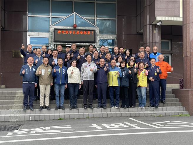 桃园市长张善政赴龙潭警分局慰劳员警及5大民力辛劳。(龙潭警分局提供／吕筱蝉桃园传真)