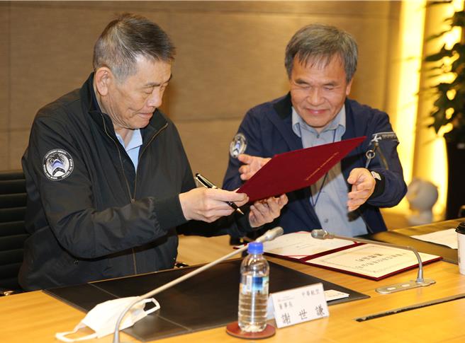 中华航空公司董事长谢世谦（左）16日上午因心肌梗塞在家中猝逝，享寿73岁。谢世谦的生前最后一场公开行程，为15日亲自出席中华航空企业工会第七次团体协约的签订仪式。虽然他当天因重感冒不适，仍坚持现身，展现对劳资和谐与员工福利的高度重视。他只在签约仪式进行中，先把口罩拿下放在桌上，方便媒体拍摄，签约仪式完成后，马上戴上口罩，怕感冒传染他人。 （陈麒全摄）