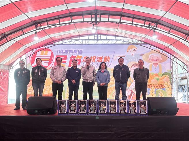 桃園市楊梅區慶祝農民節表彰大會，現場共表揚30位模範農民，其中30歲的青農許水菘，從小跟隨父親種水稻，盼能傳承傳統產業。（廖姮玥攝）