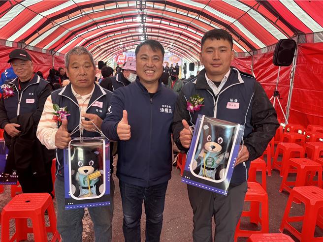 桃園市楊梅區慶祝農民節表彰大會，現場共表揚30位模範農民，其中30歲的青農許水菘，從小跟隨父親種水稻，盼能傳承傳統產業。（廖姮玥攝）