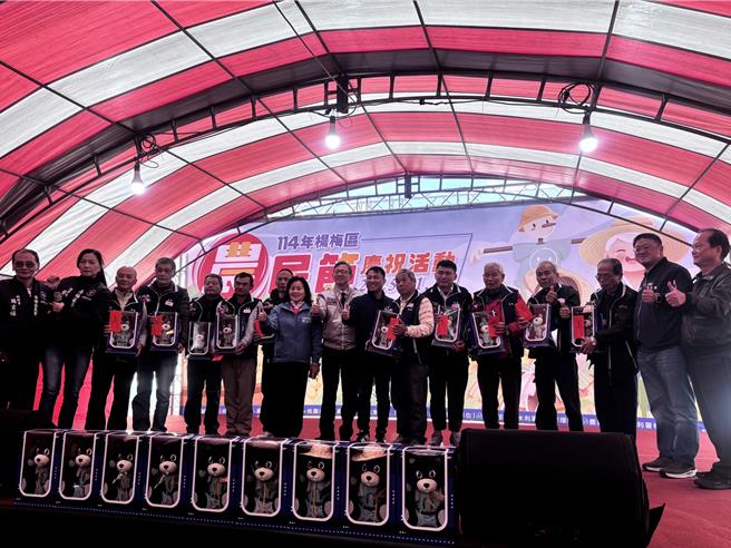 桃園市楊梅區慶祝農民節表彰大會，現場共表揚30位模範農民，其中30歲的青農許水菘，從小跟隨父親種水稻，盼能傳承傳統產業。（廖姮玥攝）