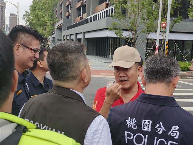 经营网路频道「萧湘公子」的萧姓男子涉嫌对警车逼车，还呛派出所所长「你要注意交通安全。」桃园地方法院16日开审理庭，萧认为警察栽赃他，多次呛检察官「你不要昧着良心说话」，法官谕知2月20日下午宣判。（本报资料照片）