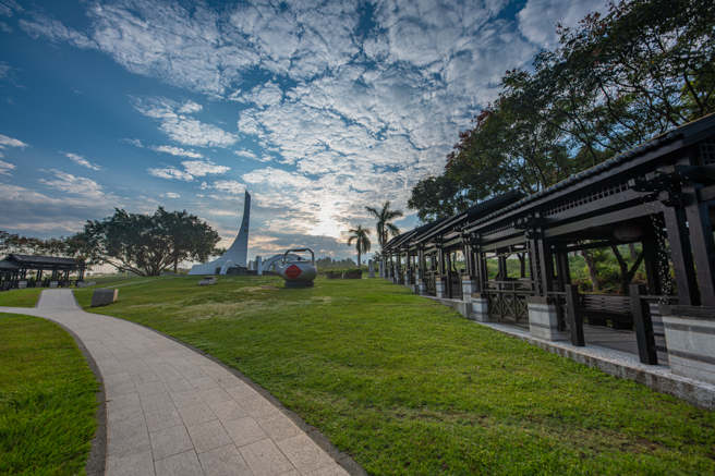 北回归线标日出。(图/交通部观光署花东纵谷国家风景区管理处提供)