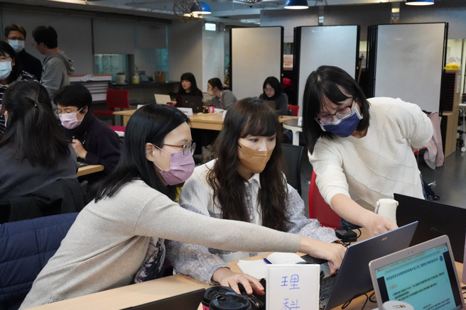 讨论poe机器人AI之操作及应用。（照片/教育部提供）