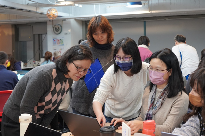 协作教师协助教授们解决AI应用之疑难杂症。（照片/教育部提供）
