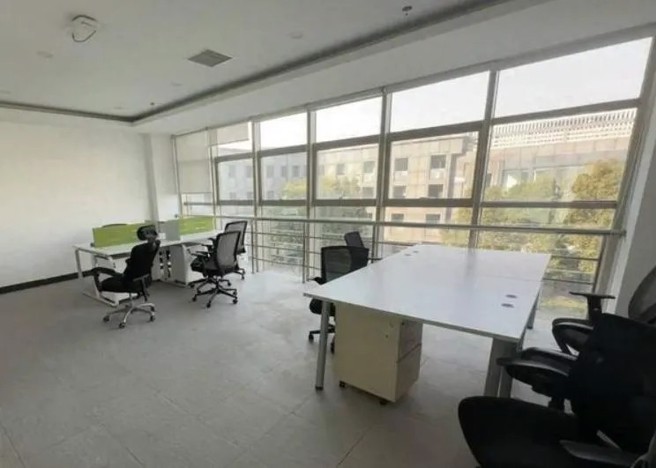 「擬真辦公室」的環境。（圖/翻攝《網易》）