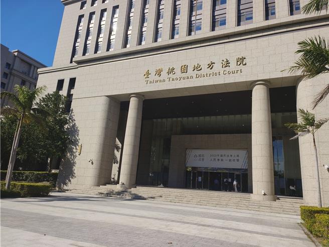 桃园芦竹警方2019年8月接获报案，1名男子酒醉闹事，警方到场处理，还被男子攻击，警察压制男子后，他过不久后休克昏倒死亡。法医解剖死因为「酒精中毒」及「姿势窒息」，检方依过失致死起诉5名员警。桃园地方法院审理，谕知无罪，可上诉。（赖佑维摄）