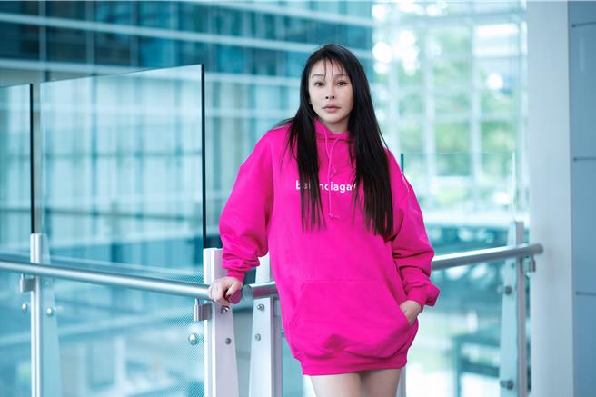 温岚歷经丧父之痛后16日仍坚强上工。（华纳音乐提供）