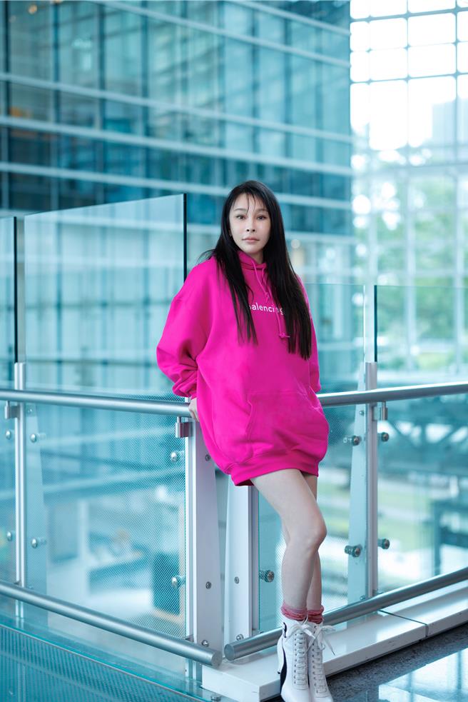 温岚歷经丧父之痛后16日仍坚强上工。（华纳音乐提供）