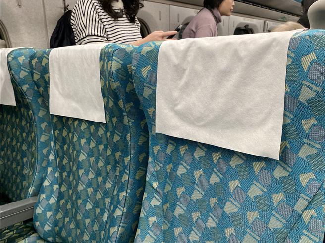 台湾高铁全新环保头靠垫。（蔡明亘摄）