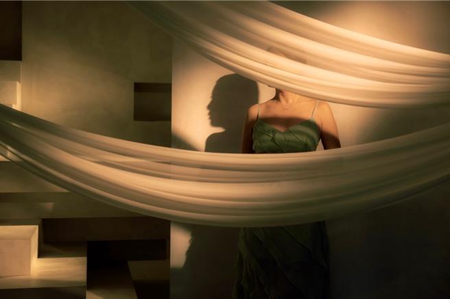 黎恩希不露全脸相当神秘。（NC.Li 黎恩希提供）