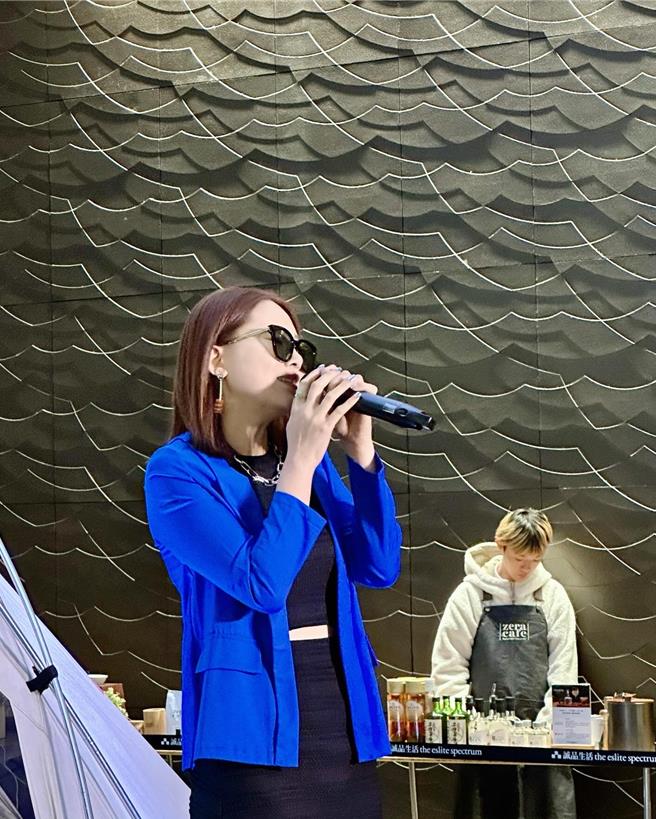 黎恩希不露全脸相当神秘。（NC.Li 黎恩希提供）