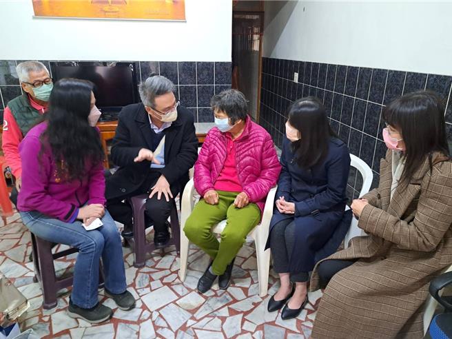 陆委员及海基会人员今（16）日探视「咸粥嬷」，听家属的诉求及关怀。（赖清美提供／叶静美彰化传真）