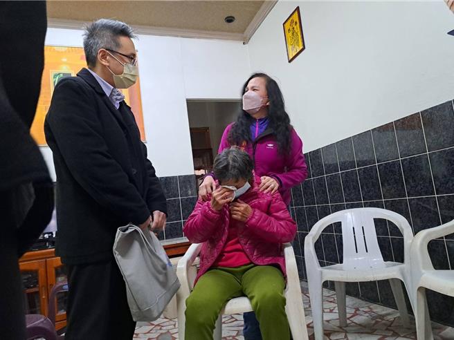 陆委员及海基会人员今（16）日探视「咸粥嬷」，听家属的诉求及关怀，「咸粥嬷」激动落泪。（赖清美提供／叶静美彰化传真）